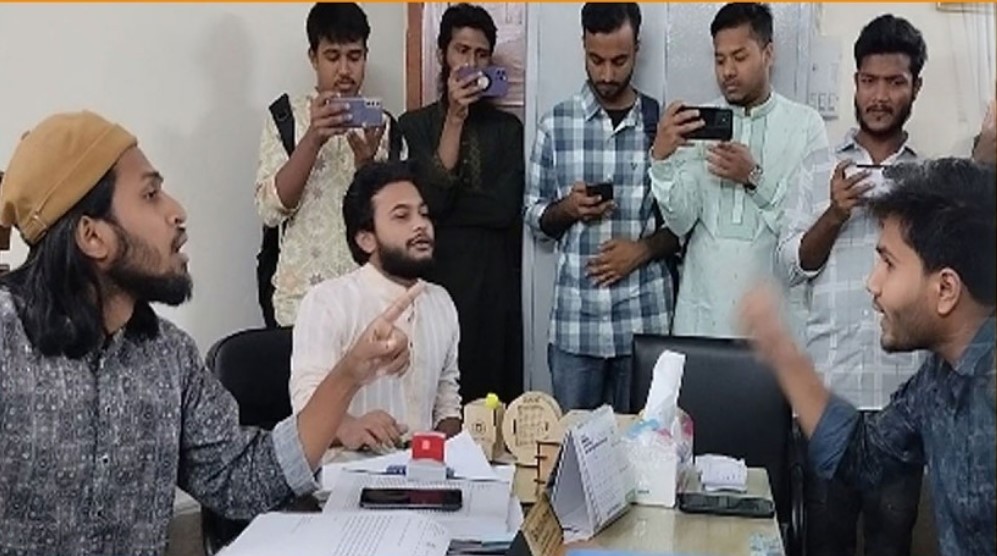 ‘চুলকানি শুরু, মলমের নাম নুরু’ ফেসবুক কমেন্ট নিয়ে রাকসু জিএস ও ছাত্র অধিকারের নেতার বাকবিতণ্ডা (ভিডিও)